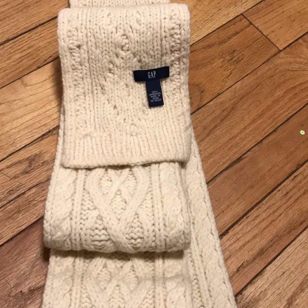 Beautiful extra long Gap scarf